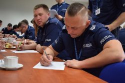 Policjanci z komend w Wolsztynie, Nowym Tomyślu i Grodzisku Wielkopolskim rozpoczynają rozwiązywanie zadań testowych