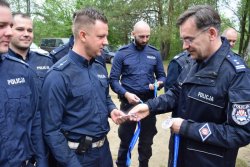 Teren strzelnicy myśliwskiej Krutla, wręczanie pamiątkowych medali przez Komendanta Powiatowego Policji w Wolsztynie