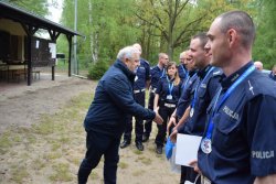Teren strzelnicy myśliwskiej Krutla, gratulacje składane policjantom przez Wicestarostę Grodziskiego Sławomira Górnego