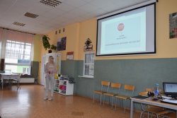 Przedstawicielka Powiatowej Stacji Sanitarno-Epidemiologicznej w Wolsztynie przedstawia zebranym założenia kampanii „Szkoda Ciebie na takie patoklimaty”. Ujęcie pierwsze