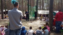 Wizyta na obozie harcerskim w Wilczu - wykład policjanta „Szkoda Ciebie na takie patoklimaty”.