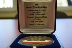 Zbliżenie na Medal w okazji 100.rocznicy powołania Policji Państwowej nadany przez Inspektora Piotra Mąkę - Komendanta Wojewódzkiego Policji w Poznaniu.