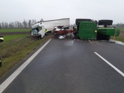 Droga krajowa numer 32. Zderzenie ciężarowego Volvo z ciągnikiem rolniczym. Policjanci i strażacy na miejscu zdarzenia podczas wykonywanych czynności. Zorganizowano objazdy.
