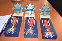 Medale Złote za zasługi na rzecz NSZZ Policjantów przygotowane do wręczenia policjantom