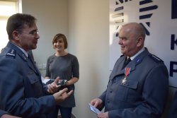 Komendant Robert Bekier podczas krótkiej rozmowy z Wiesławem Tomaszewiczem w trakcie dekorowania medalem NSZZ