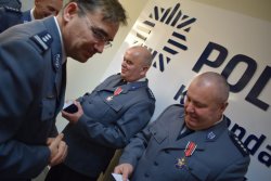 Złoty medal NSZZ Policjantów odbiera Piotr Rapicki