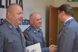 Robert Majewski przyjmuje gratulacje od Zastępcy Naczelnika Wydziału Prewencji Dariusza Kędziory