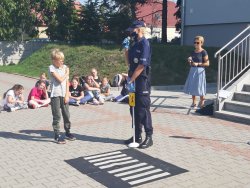 Policjantka podczas spotkania z uczniami SP nr 5 w Wolsztynie