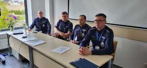 Siedząca za stołem komisja konkursu Policjant Ruchu Drogowego 2024
